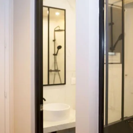 Daire Studio Fonctionnel Et Moderne Place Clichy - 2p Paris